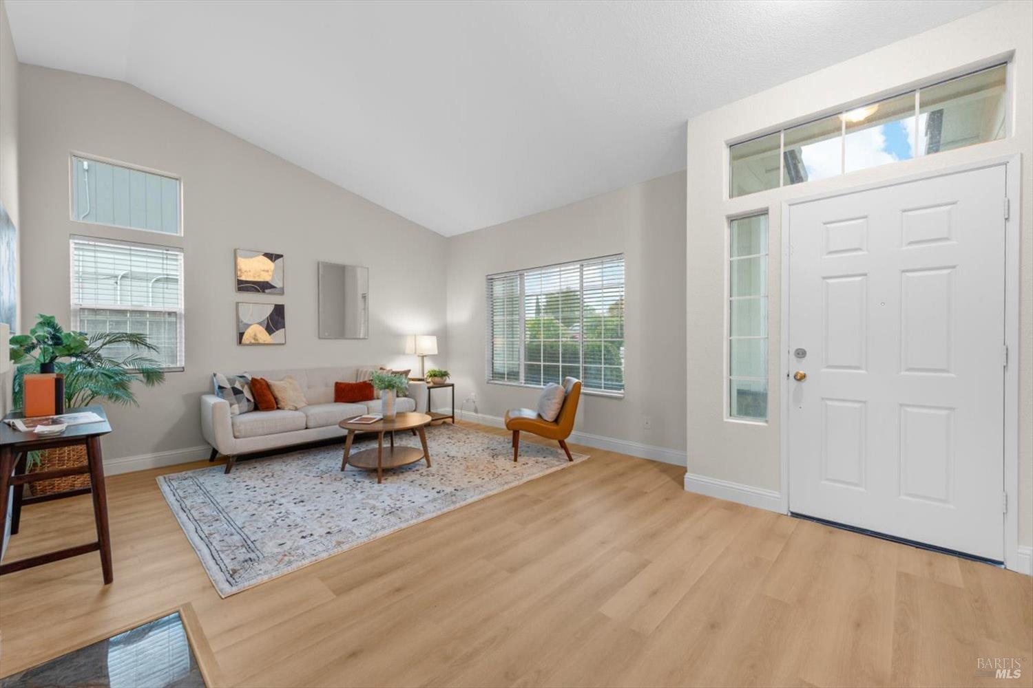 Detail Gallery Image 4 of 44 For 570 Woodard Way, Dixon,  CA 95620 - 3 Beds | 2 Baths