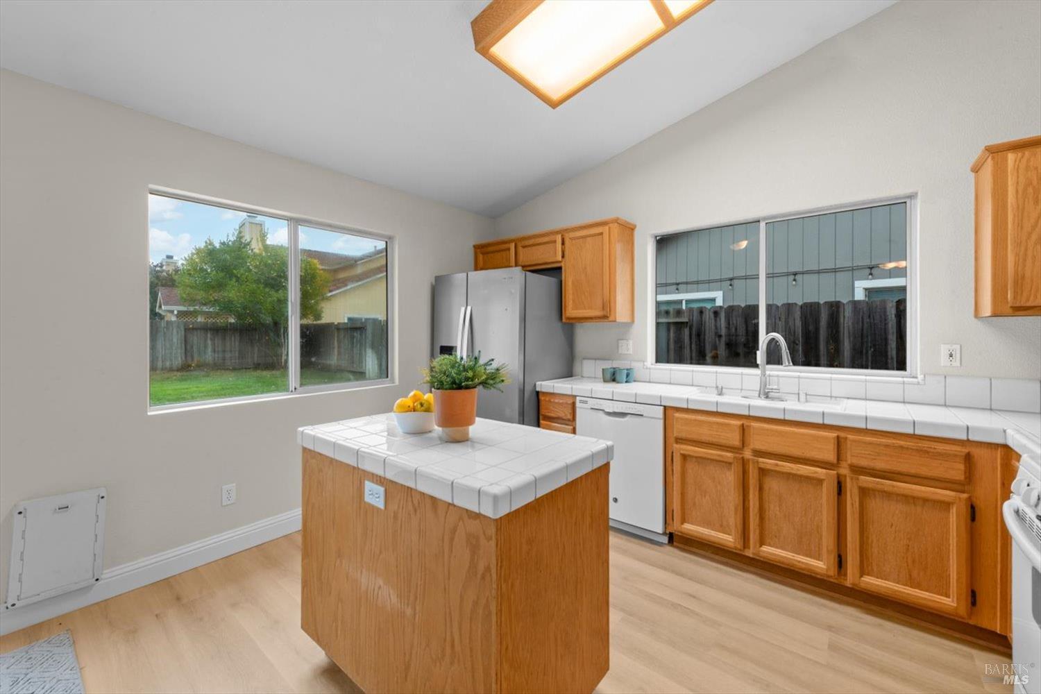 Detail Gallery Image 12 of 44 For 570 Woodard Way, Dixon,  CA 95620 - 3 Beds | 2 Baths