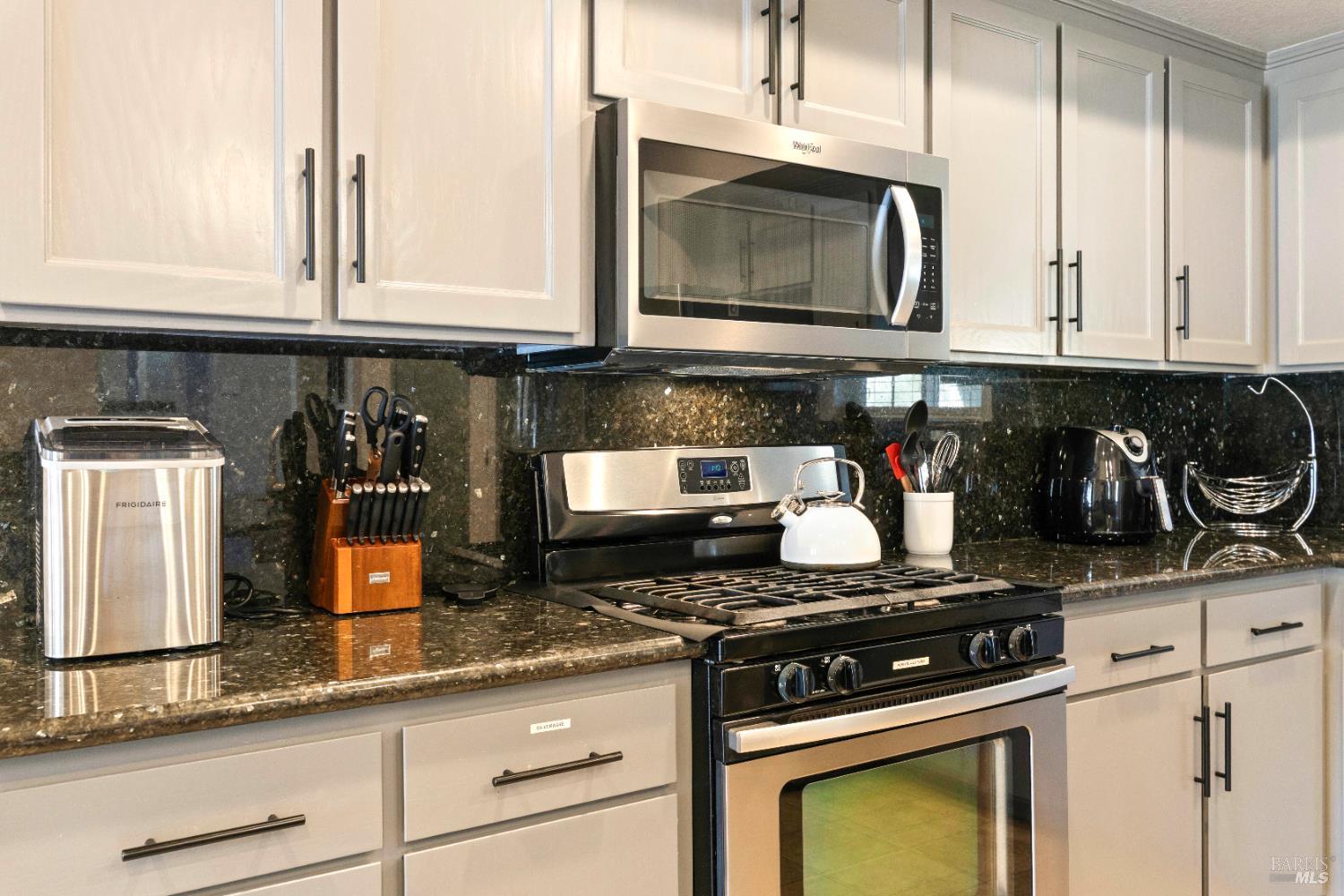 Detail Gallery Image 22 of 69 For 11115 Lakeshore Dr, Clearlake,  CA 95424 - 3 Beds | 3/1 Baths