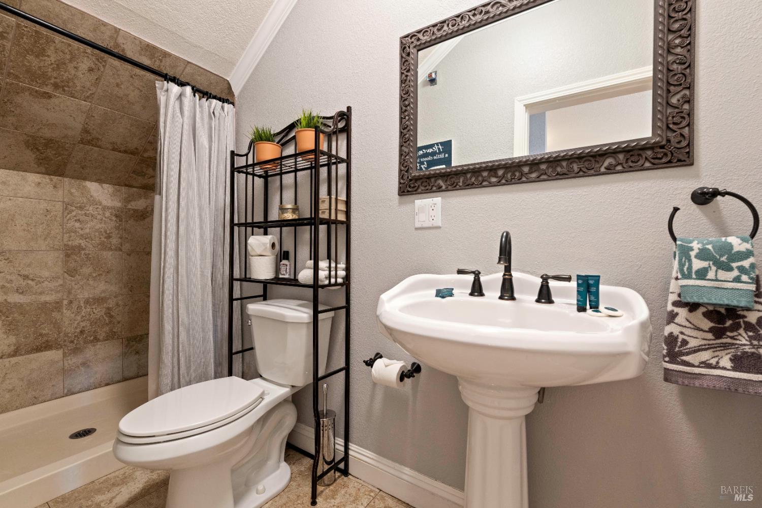 Detail Gallery Image 27 of 69 For 11115 Lakeshore Dr, Clearlake,  CA 95424 - 3 Beds | 3/1 Baths