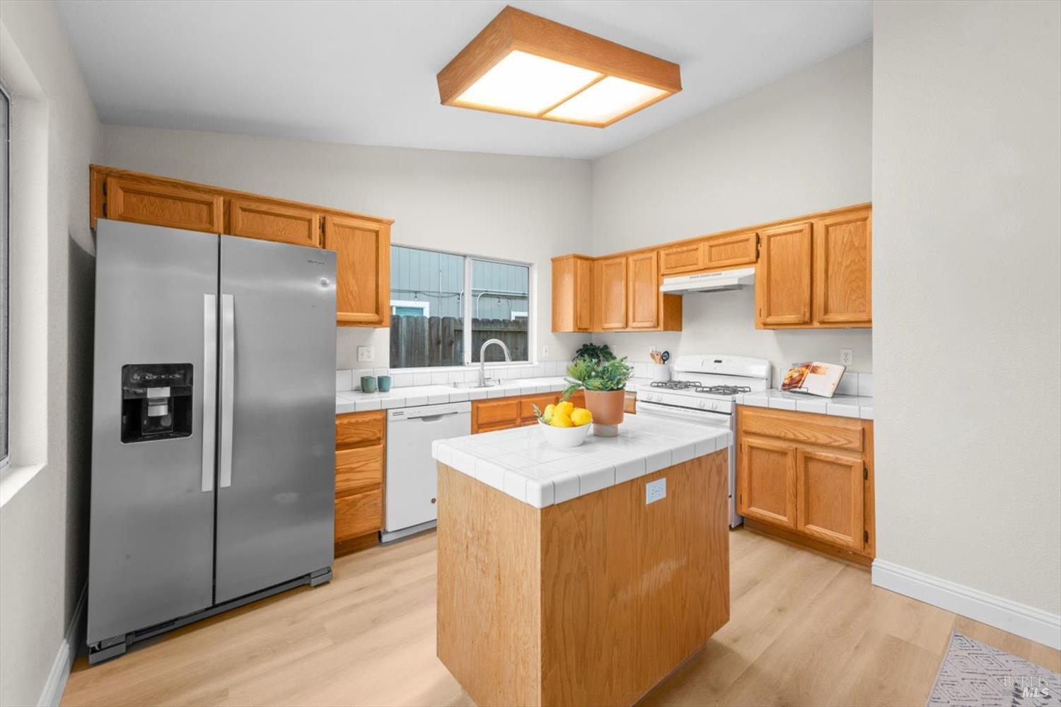 Detail Gallery Image 11 of 44 For 570 Woodard Way, Dixon,  CA 95620 - 3 Beds | 2 Baths