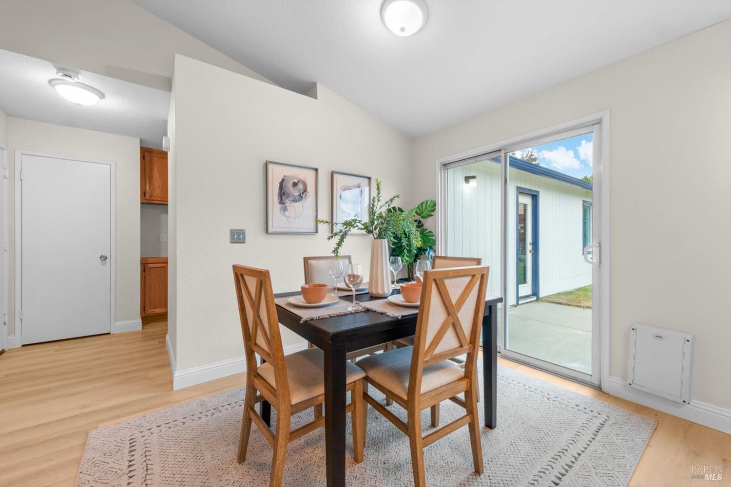 Detail Gallery Image 9 of 44 For 570 Woodard Way, Dixon,  CA 95620 - 3 Beds | 2 Baths