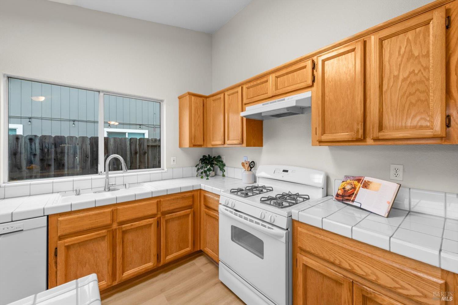 Detail Gallery Image 13 of 44 For 570 Woodard Way, Dixon,  CA 95620 - 3 Beds | 2 Baths