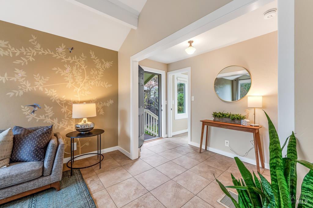 Detail Gallery Image 4 of 49 For 17323 Hillside Ave, Sonoma,  CA 95476 - 4 Beds | 2 Baths