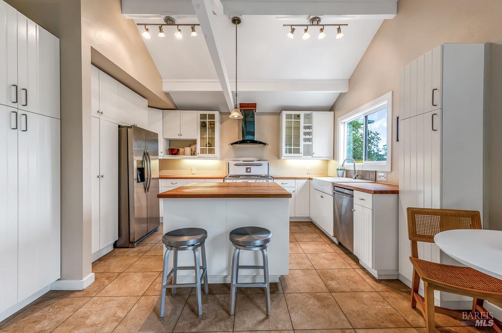 Detail Gallery Image 6 of 49 For 17323 Hillside Ave, Sonoma,  CA 95476 - 4 Beds | 2 Baths