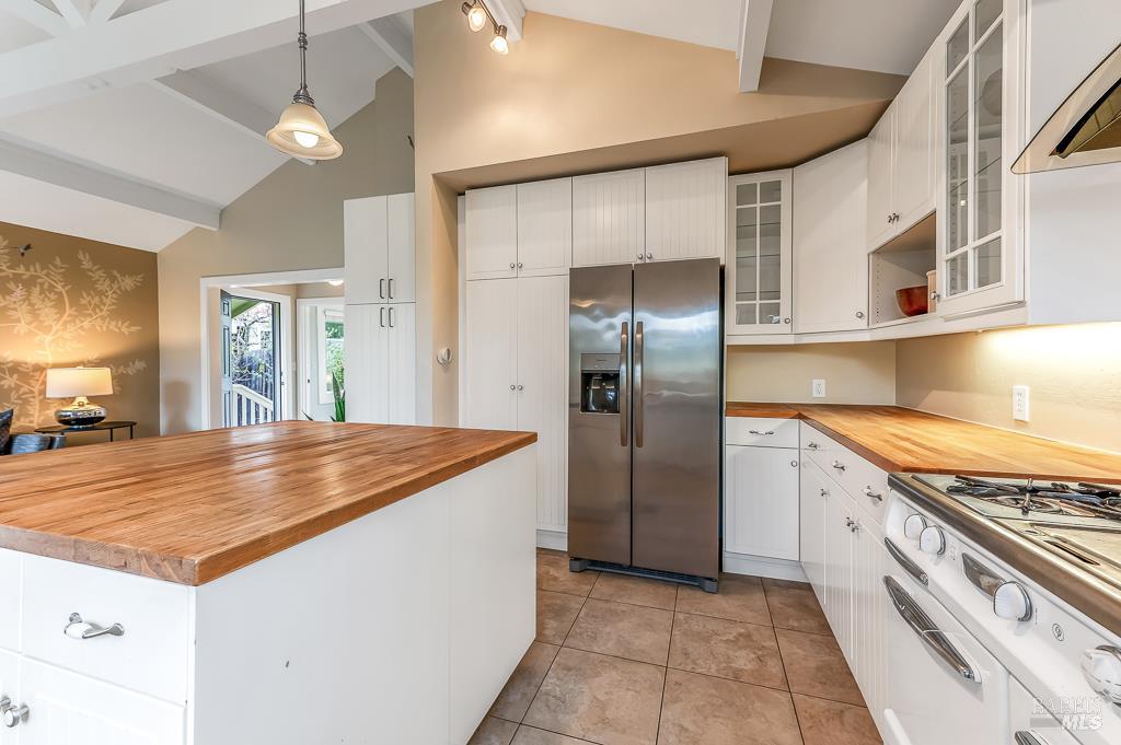 Detail Gallery Image 10 of 49 For 17323 Hillside Ave, Sonoma,  CA 95476 - 4 Beds | 2 Baths