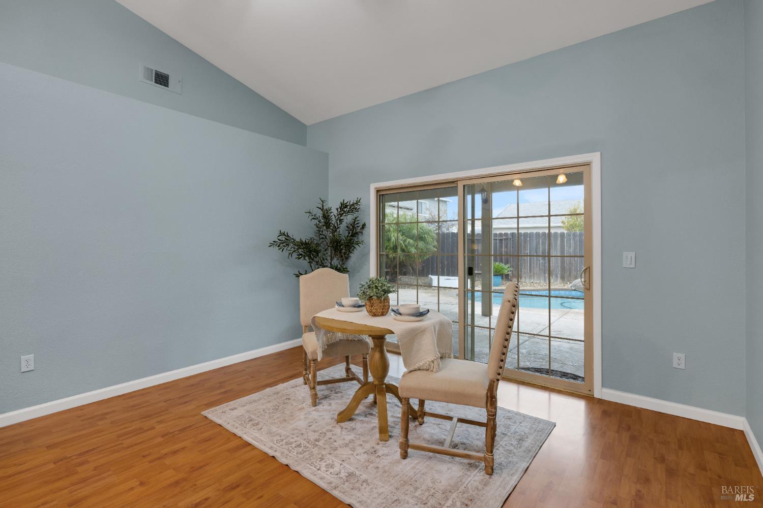 Detail Gallery Image 5 of 14 For 809 Cookson St, Vacaville,  CA 95687 - 3 Beds | 2 Baths