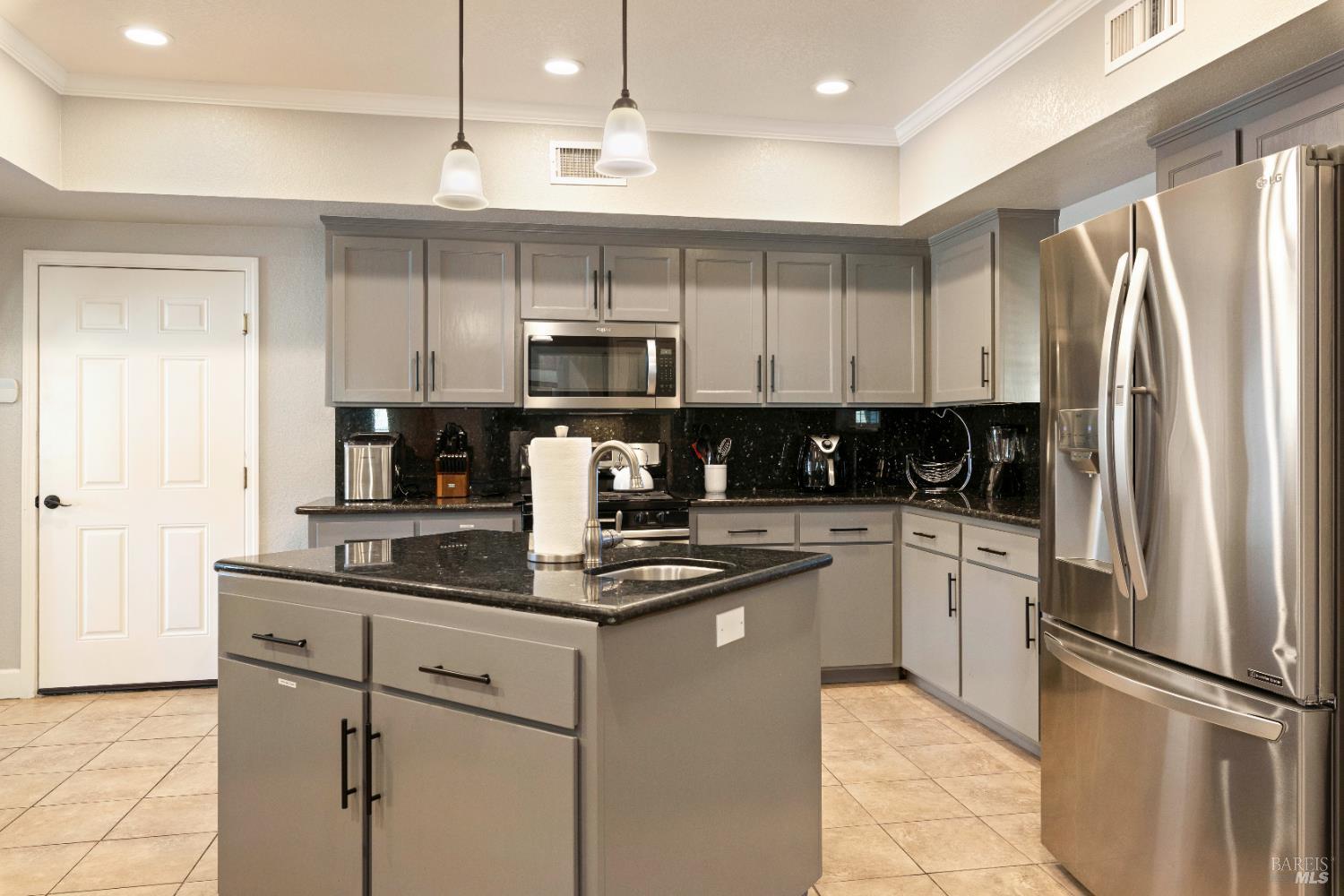 Detail Gallery Image 20 of 69 For 11115 Lakeshore Dr, Clearlake,  CA 95424 - 3 Beds | 3/1 Baths