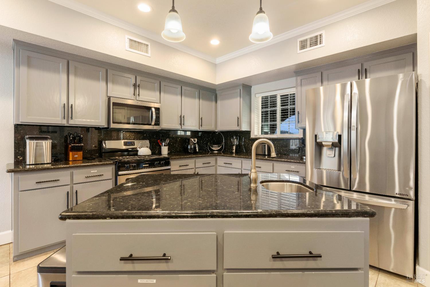 Detail Gallery Image 21 of 69 For 11115 Lakeshore Dr, Clearlake,  CA 95424 - 3 Beds | 3/1 Baths