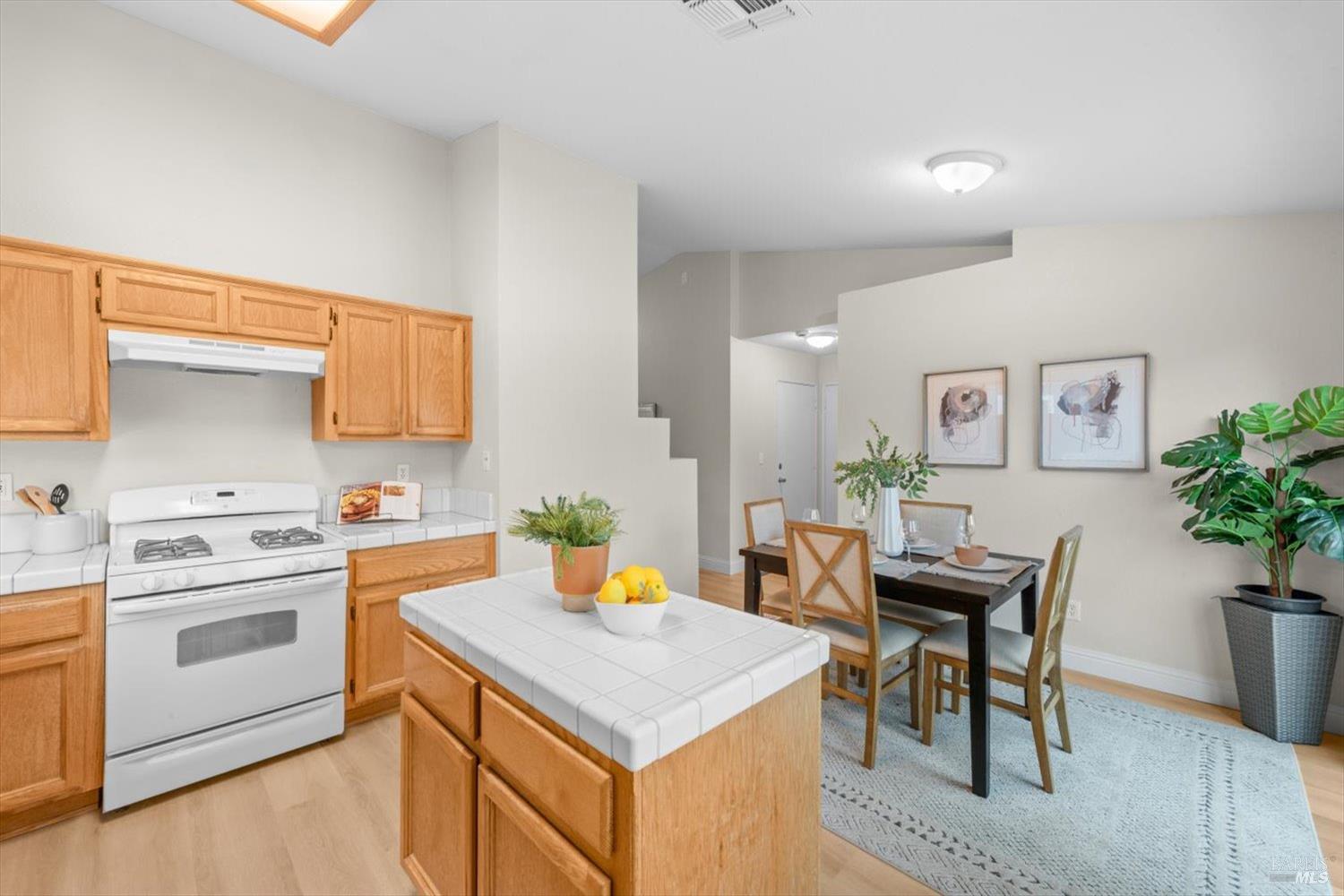 Detail Gallery Image 14 of 44 For 570 Woodard Way, Dixon,  CA 95620 - 3 Beds | 2 Baths