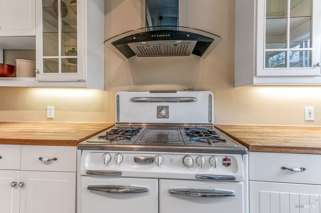 Detail Gallery Image 9 of 49 For 17323 Hillside Ave, Sonoma,  CA 95476 - 4 Beds | 2 Baths