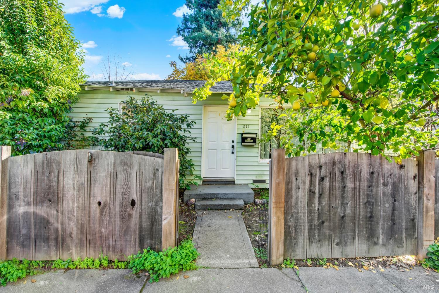 Detail Gallery Image 5 of 54 For 211 Triplett Dr, Cloverdale,  CA 95425 - 2 Beds | 1 Baths