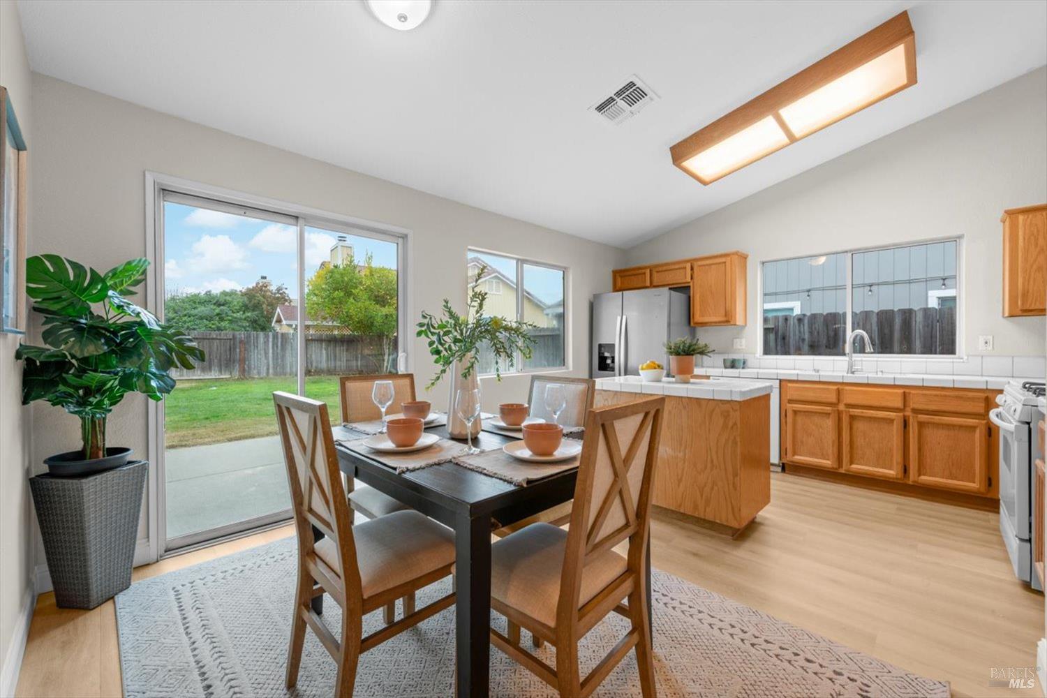 Detail Gallery Image 8 of 44 For 570 Woodard Way, Dixon,  CA 95620 - 3 Beds | 2 Baths