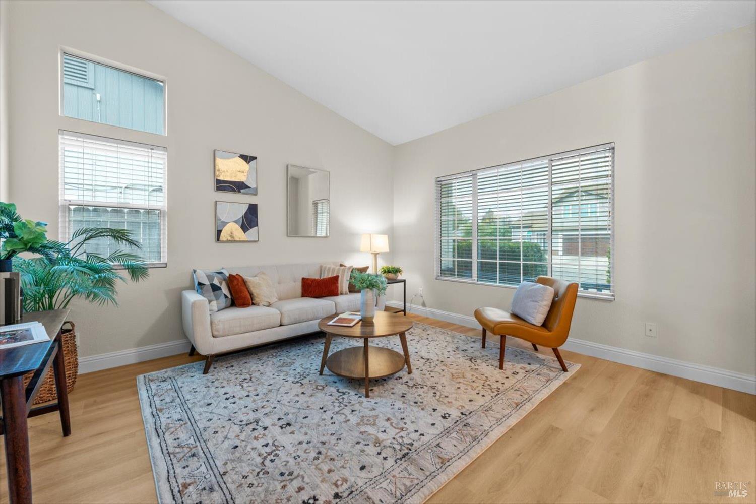 Detail Gallery Image 6 of 44 For 570 Woodard Way, Dixon,  CA 95620 - 3 Beds | 2 Baths