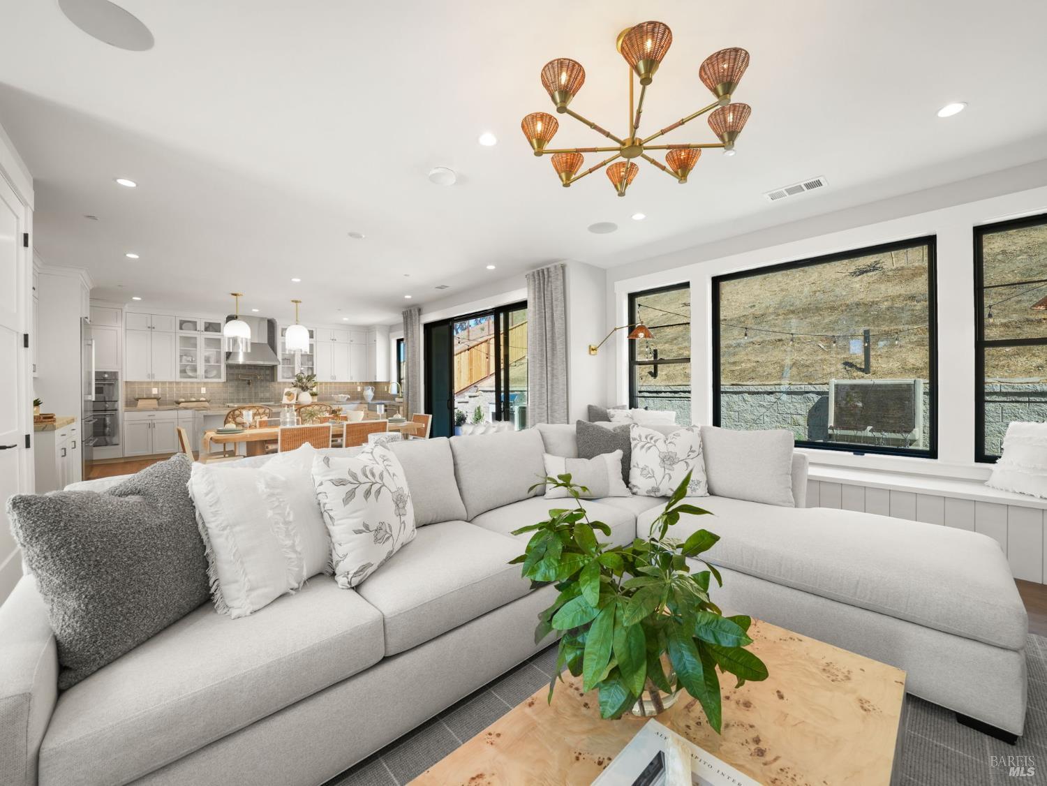 Detail Gallery Image 5 of 44 For 31 Erin Dr, San Rafael,  CA 94903 - 4 Beds | 4 Baths