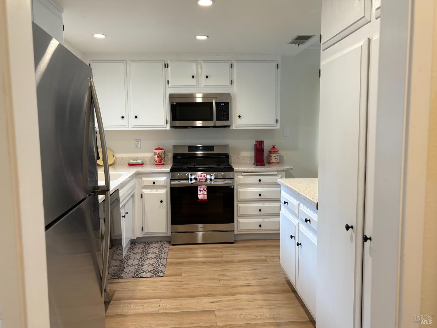 Detail Gallery Image 8 of 24 For 514 Oak Vista Ln, Santa Rosa,  CA 95409 - 2 Beds | 2 Baths