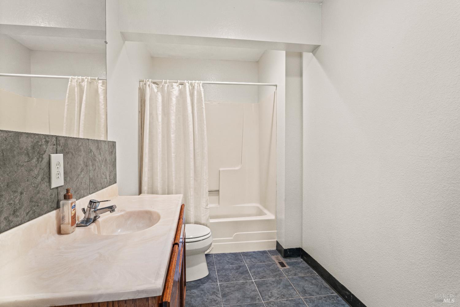 Detail Gallery Image 23 of 47 For 6620 Robinson Creek Rd, Ukiah,  CA 95482 - 5 Beds | 3 Baths