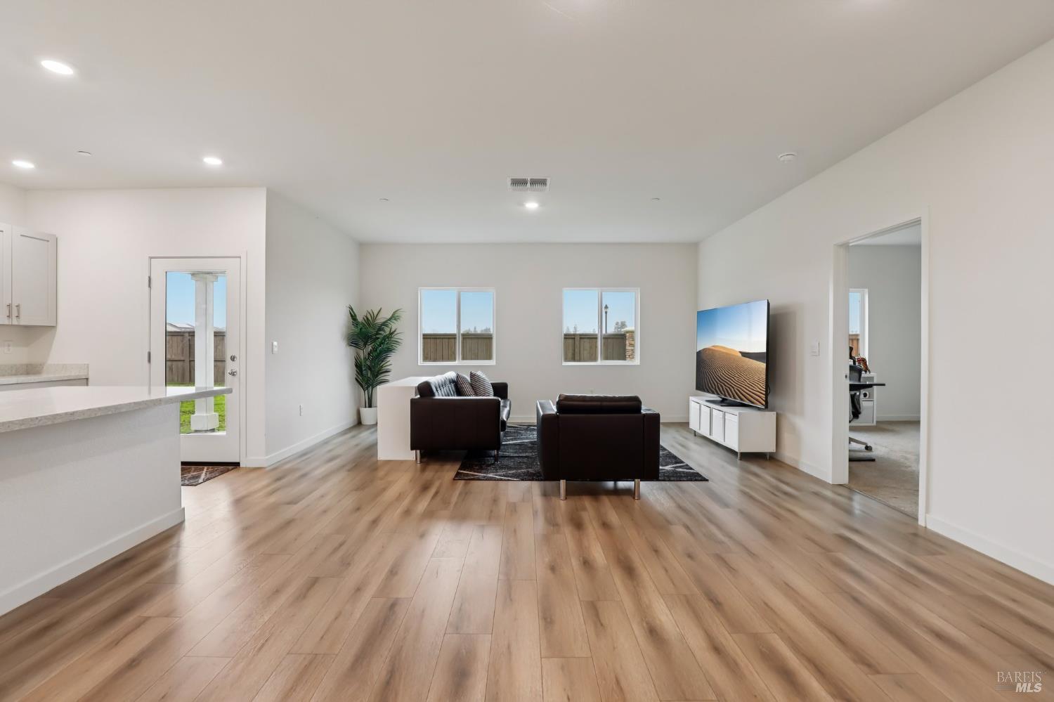 Detail Gallery Image 4 of 26 For 1830 Orange Blossom Ln, Dixon,  CA 95620 - 3 Beds | 2 Baths