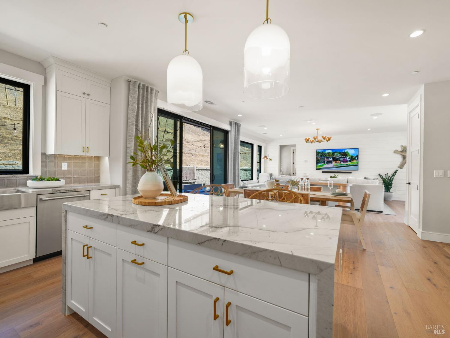 Detail Gallery Image 13 of 44 For 31 Erin Dr, San Rafael,  CA 94903 - 4 Beds | 4 Baths