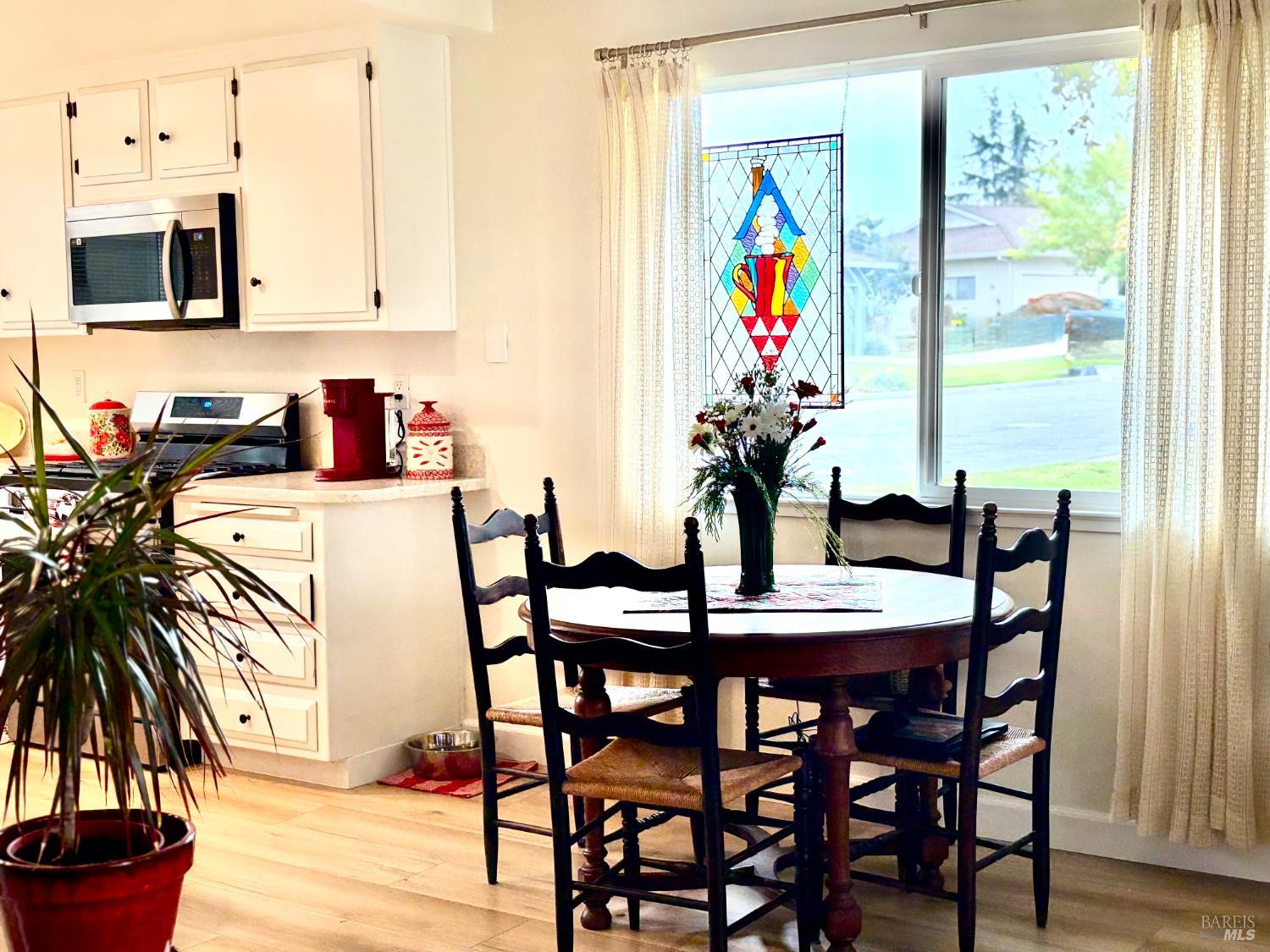 Detail Gallery Image 10 of 24 For 514 Oak Vista Ln, Santa Rosa,  CA 95409 - 2 Beds | 2 Baths