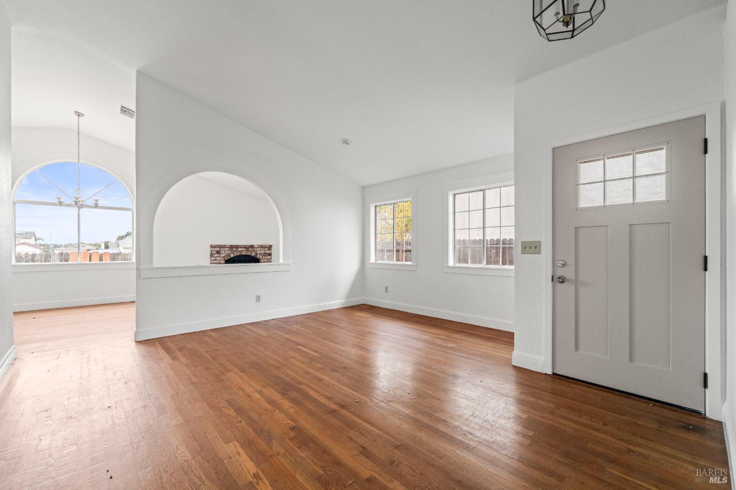 Detail Gallery Image 3 of 30 For 1120 Camellia Ln, Suisun City,  CA 94585 - 3 Beds | 2 Baths