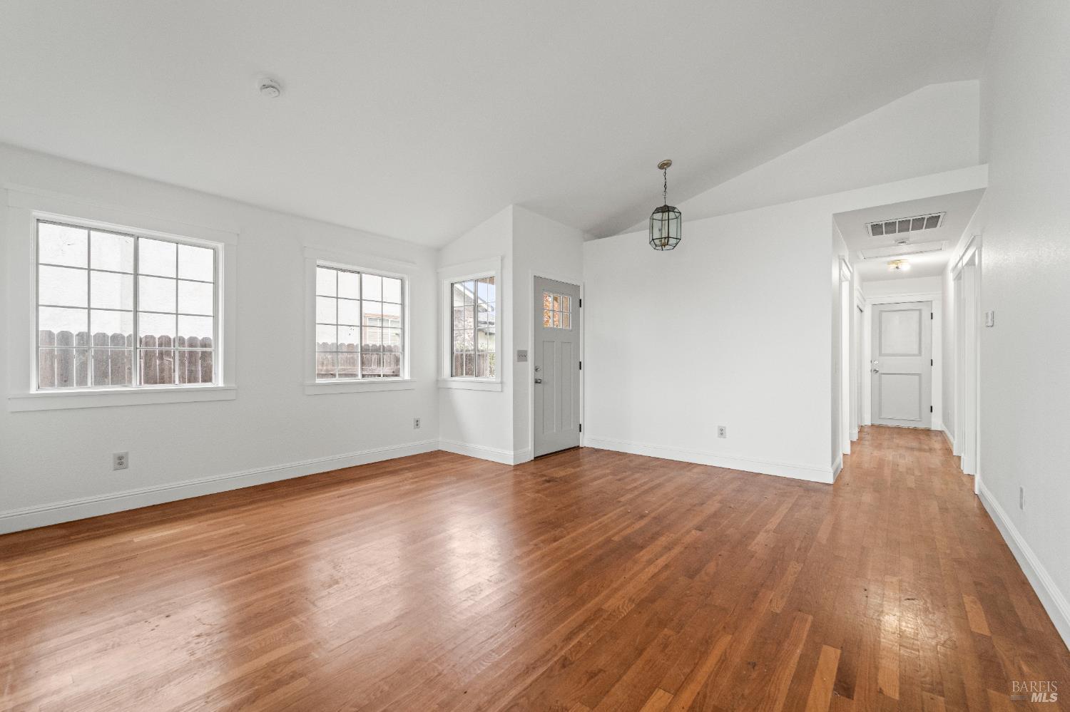 Detail Gallery Image 4 of 30 For 1120 Camellia Ln, Suisun City,  CA 94585 - 3 Beds | 2 Baths