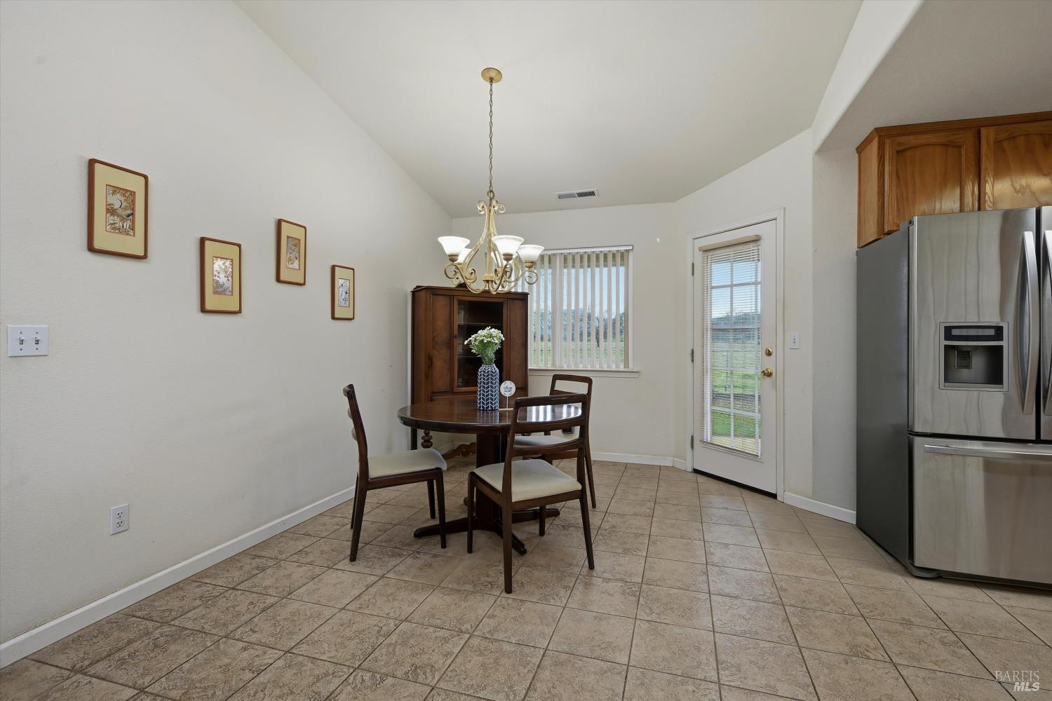 Detail Gallery Image 9 of 33 For 18841 Spyglass Rd, Hidden Valley Lake,  CA 95467 - 3 Beds | 2 Baths