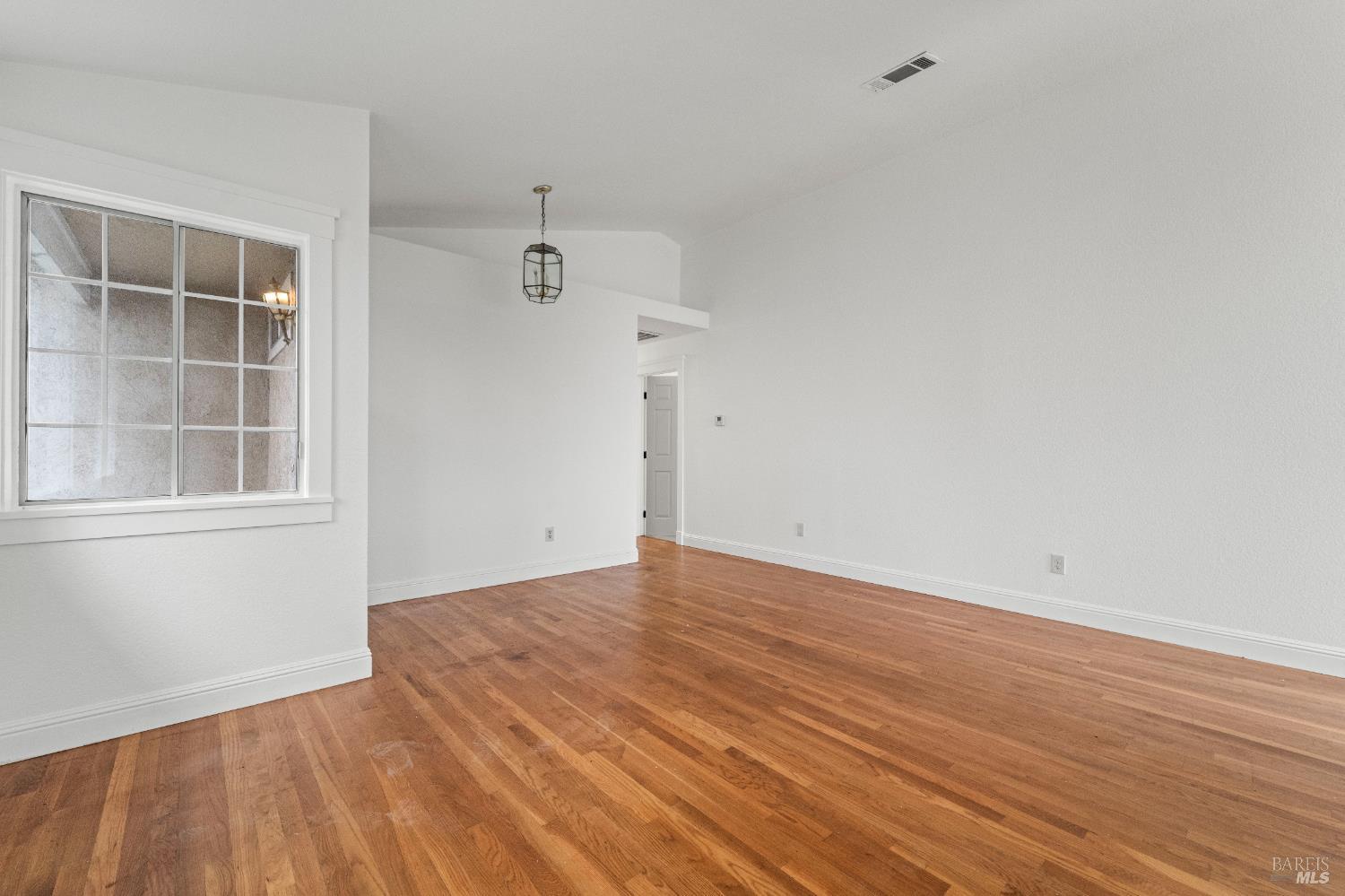 Detail Gallery Image 5 of 30 For 1120 Camellia Ln, Suisun City,  CA 94585 - 3 Beds | 2 Baths