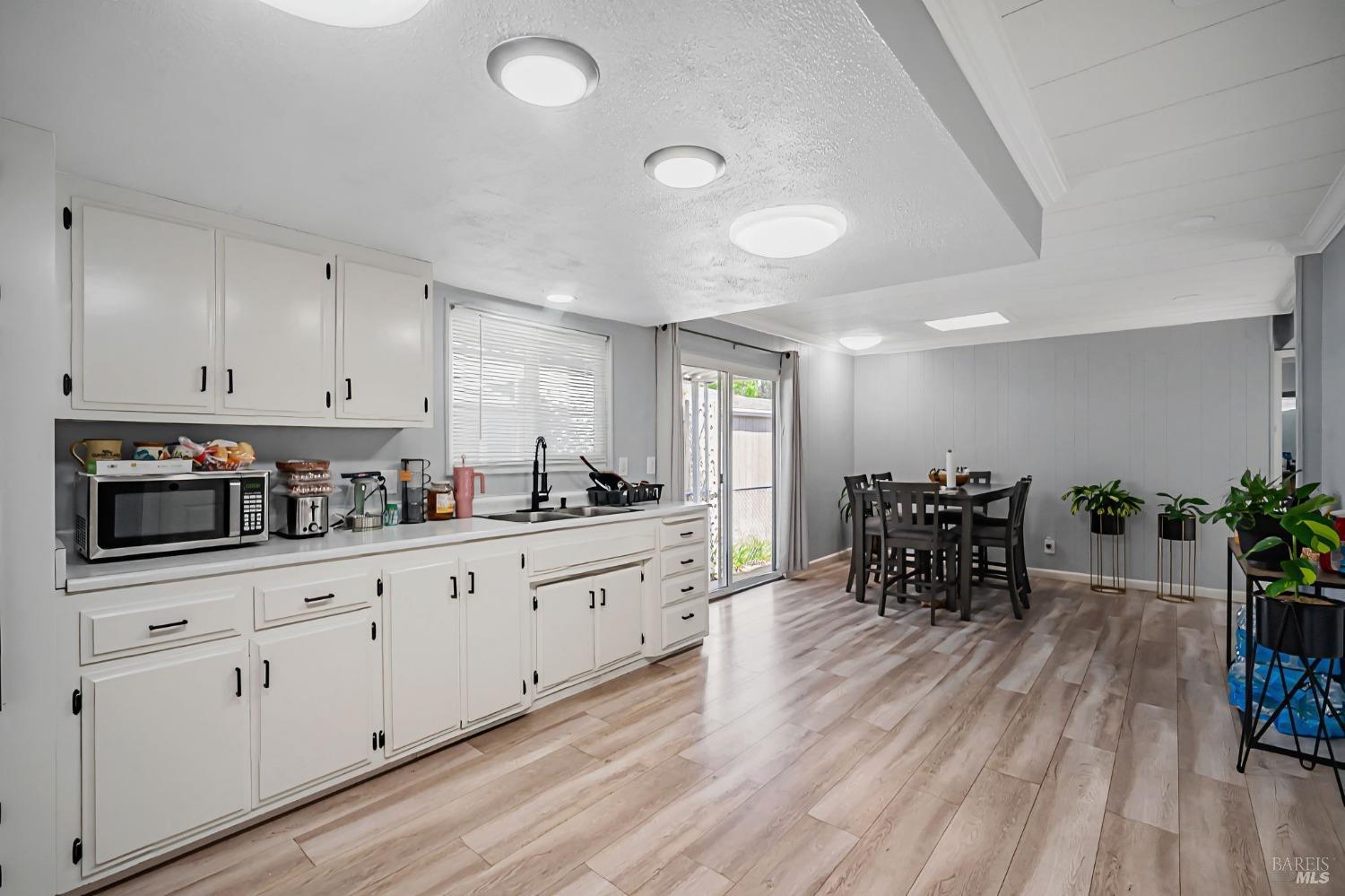 Detail Gallery Image 11 of 44 For 234 Arboleda Dr, Santa Rosa,  CA 95401 - 3 Beds | 2 Baths