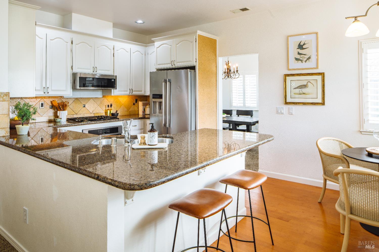 Detail Gallery Image 13 of 68 For 810 Wine Ct, Petaluma,  CA 94954 - 5 Beds | 3 Baths