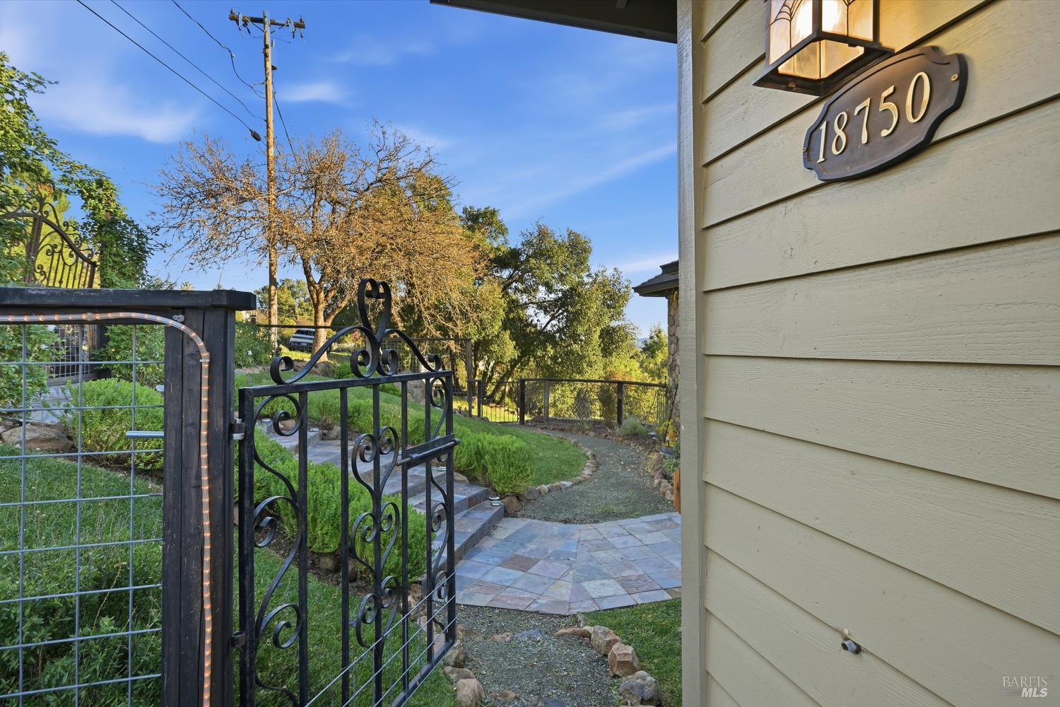 Detail Gallery Image 6 of 51 For 18750 Fernwood Rd, Hidden Valley Lake,  CA 95467 - 3 Beds | 3/1 Baths