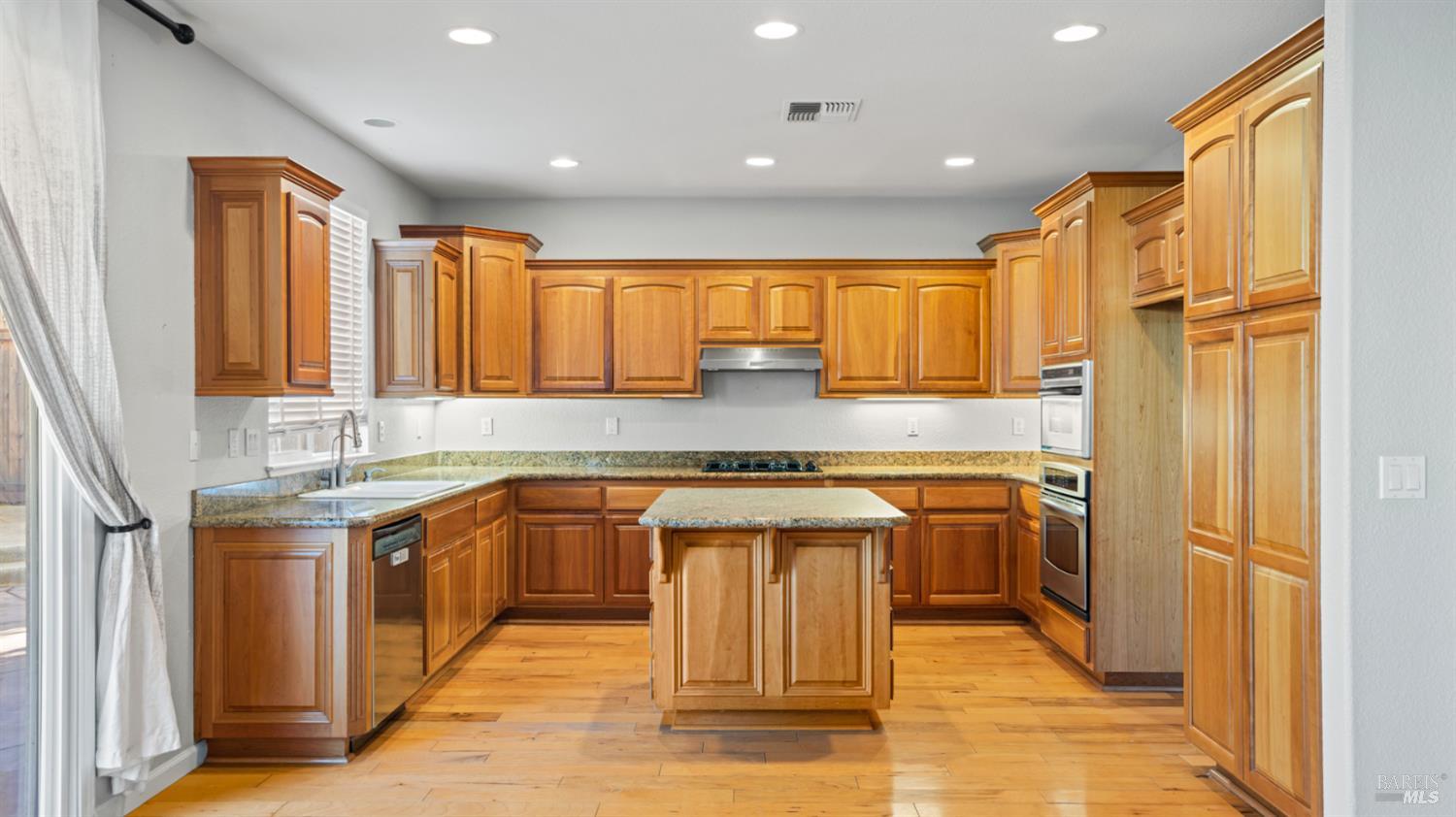 Detail Gallery Image 11 of 59 For 1006 Champion Pl, Vacaville,  CA 95687 - 4 Beds | 2 Baths