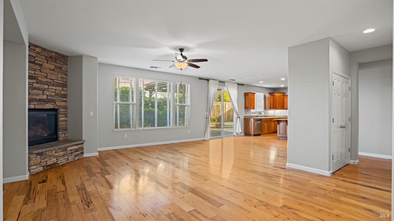 Detail Gallery Image 6 of 59 For 1006 Champion Pl, Vacaville,  CA 95687 - 4 Beds | 2 Baths