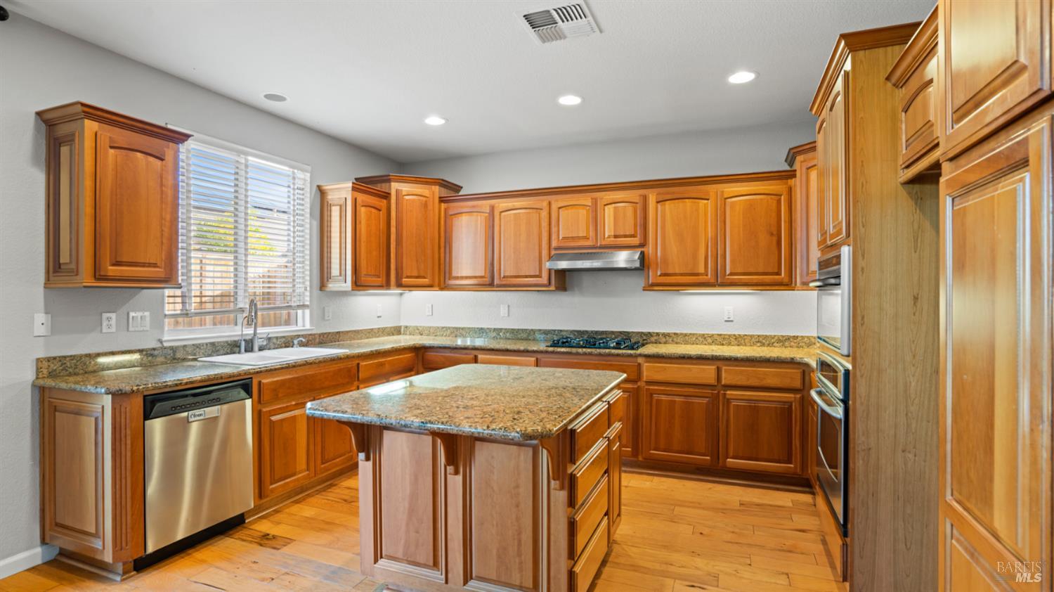 Detail Gallery Image 14 of 59 For 1006 Champion Pl, Vacaville,  CA 95687 - 4 Beds | 2 Baths