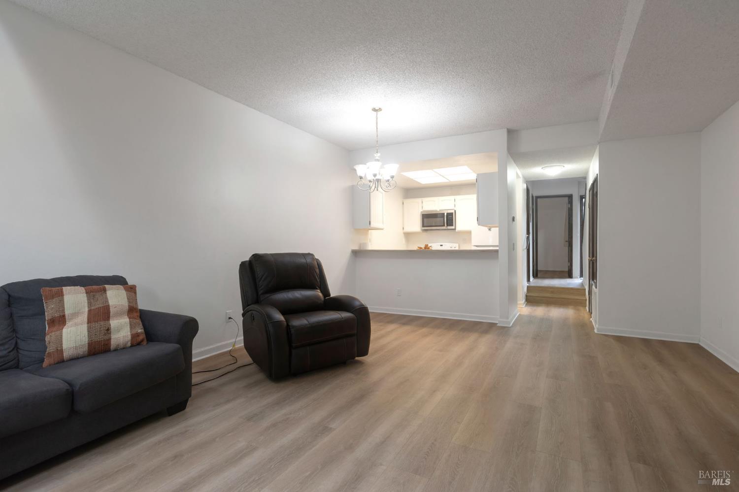 Detail Gallery Image 10 of 20 For 1432 Elm Dr, Novato,  CA 94945 - 3 Beds | 2 Baths