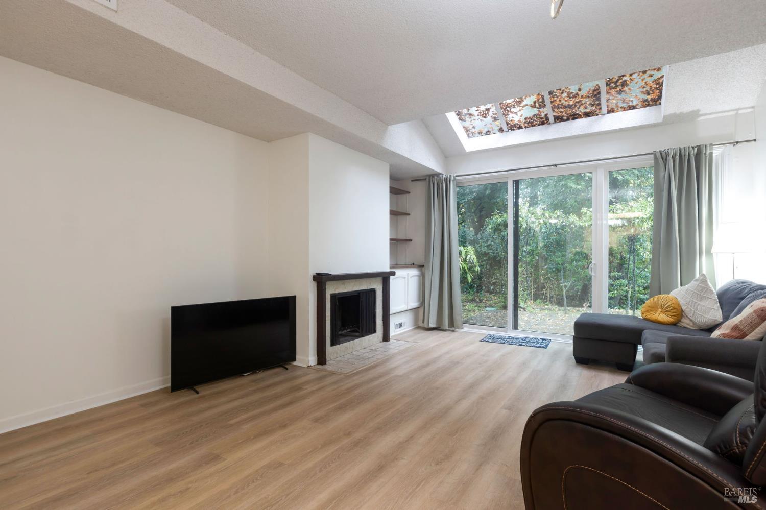 Detail Gallery Image 9 of 20 For 1432 Elm Dr, Novato,  CA 94945 - 3 Beds | 2 Baths