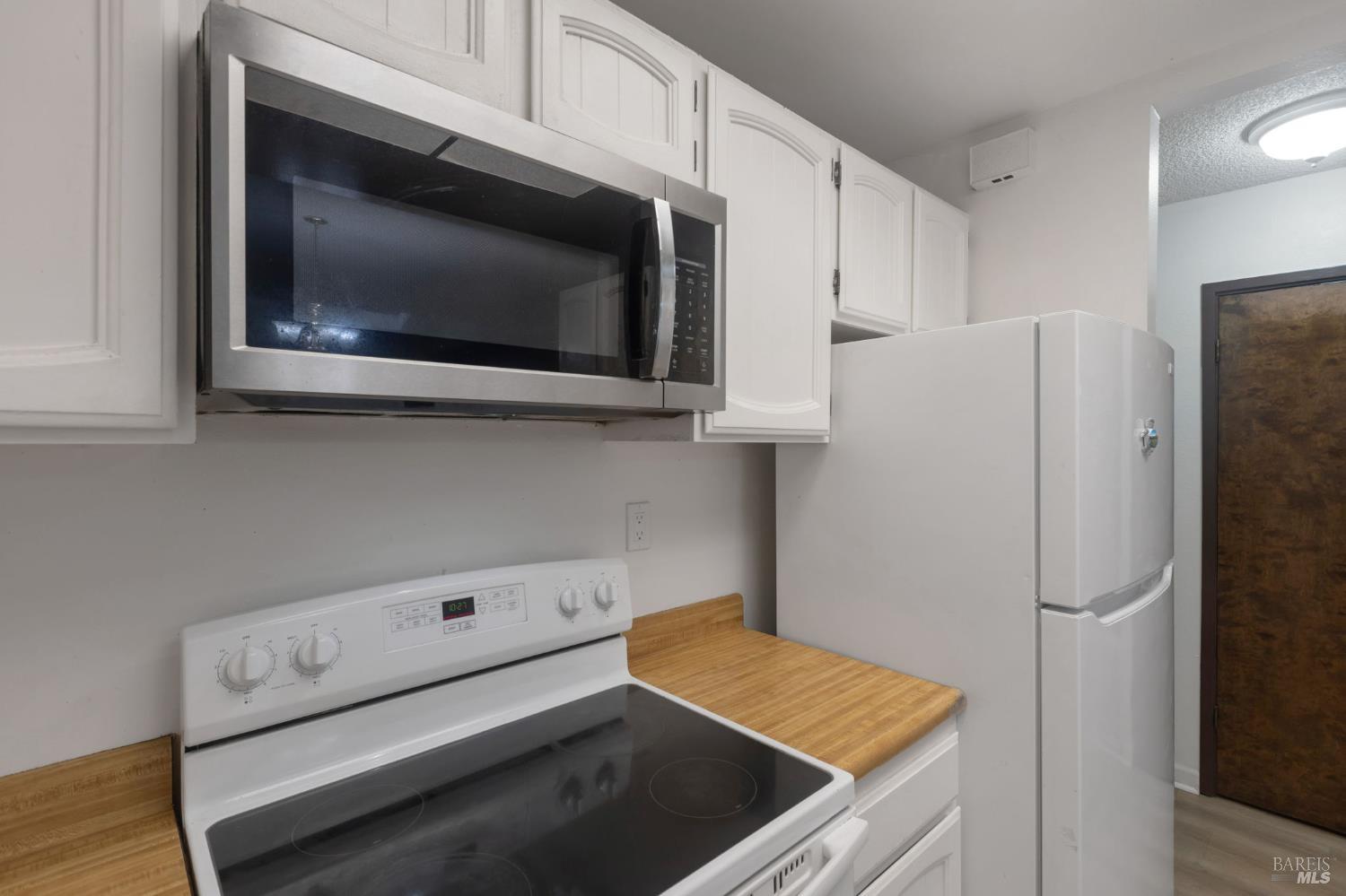 Detail Gallery Image 11 of 20 For 1432 Elm Dr, Novato,  CA 94945 - 3 Beds | 2 Baths