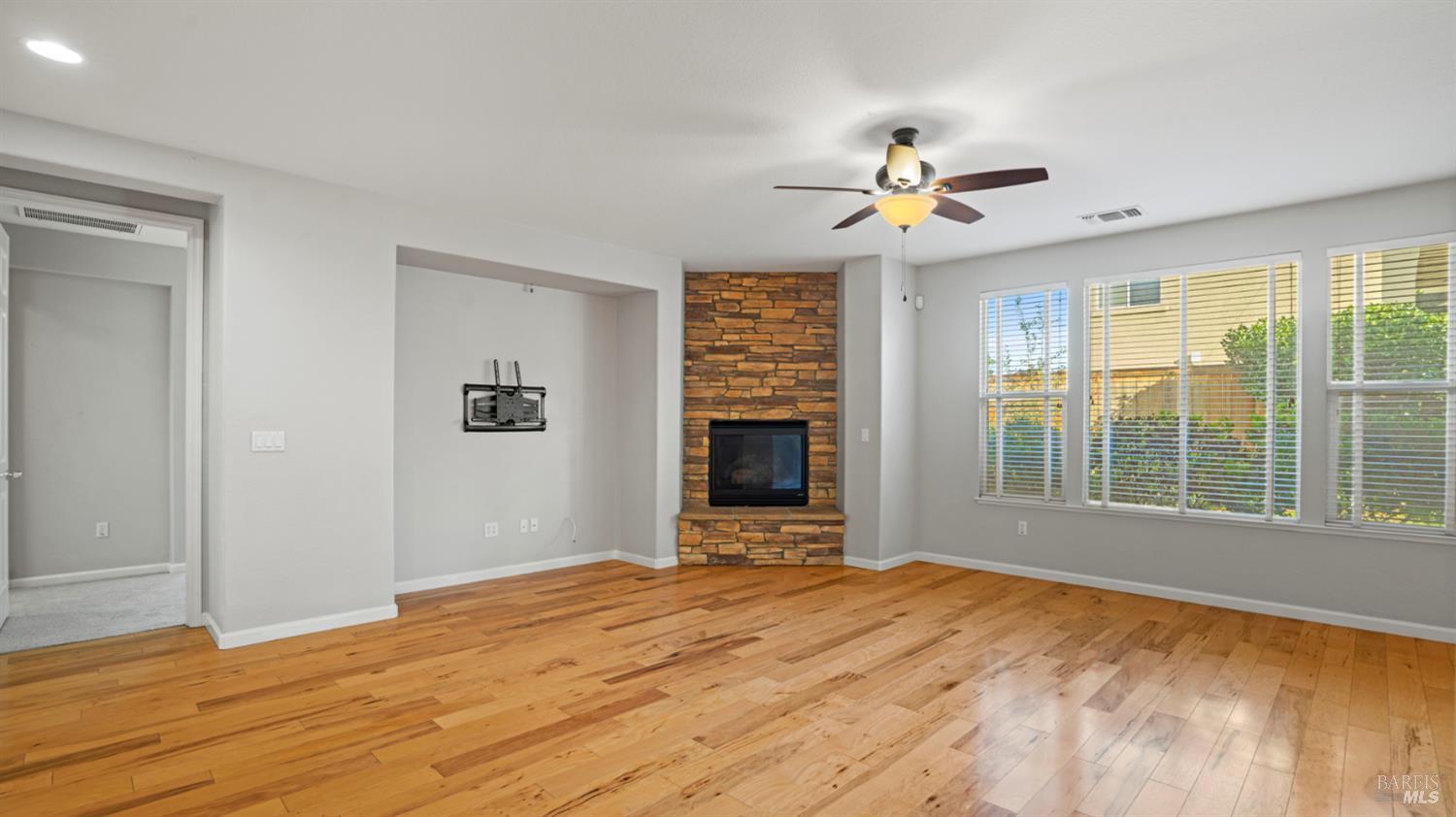 Detail Gallery Image 7 of 59 For 1006 Champion Pl, Vacaville,  CA 95687 - 4 Beds | 2 Baths