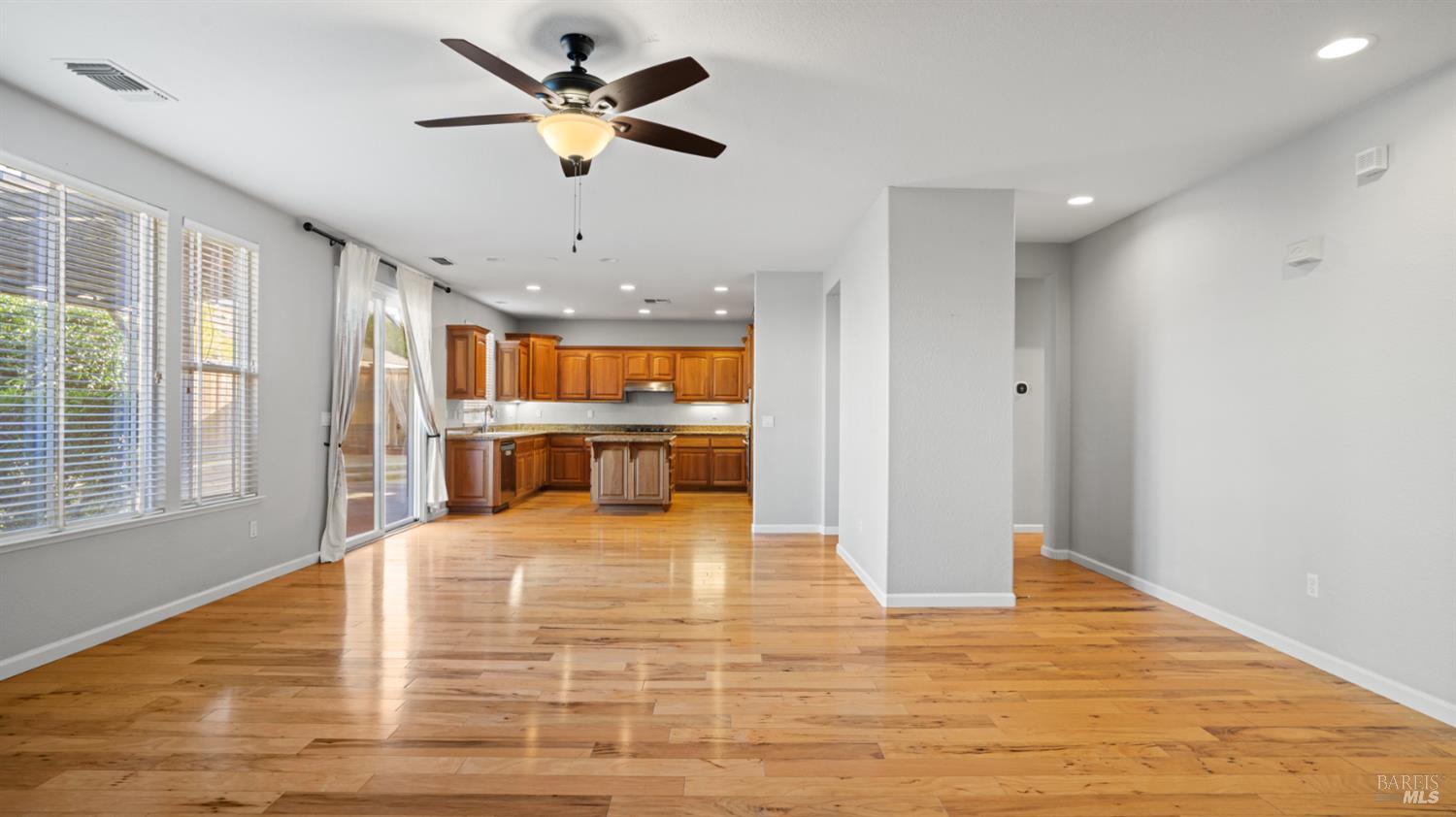 Detail Gallery Image 9 of 59 For 1006 Champion Pl, Vacaville,  CA 95687 - 4 Beds | 2 Baths