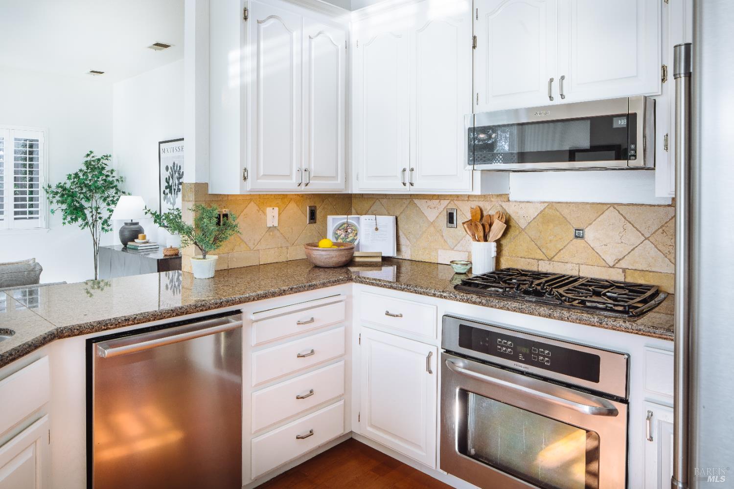 Detail Gallery Image 15 of 68 For 810 Wine Ct, Petaluma,  CA 94954 - 5 Beds | 3 Baths