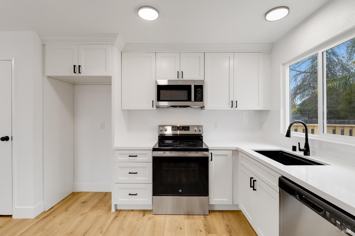 Detail Gallery Image 9 of 27 For 30 Cherokee Ct, Santa Rosa,  CA 95403 - 3 Beds | 2 Baths