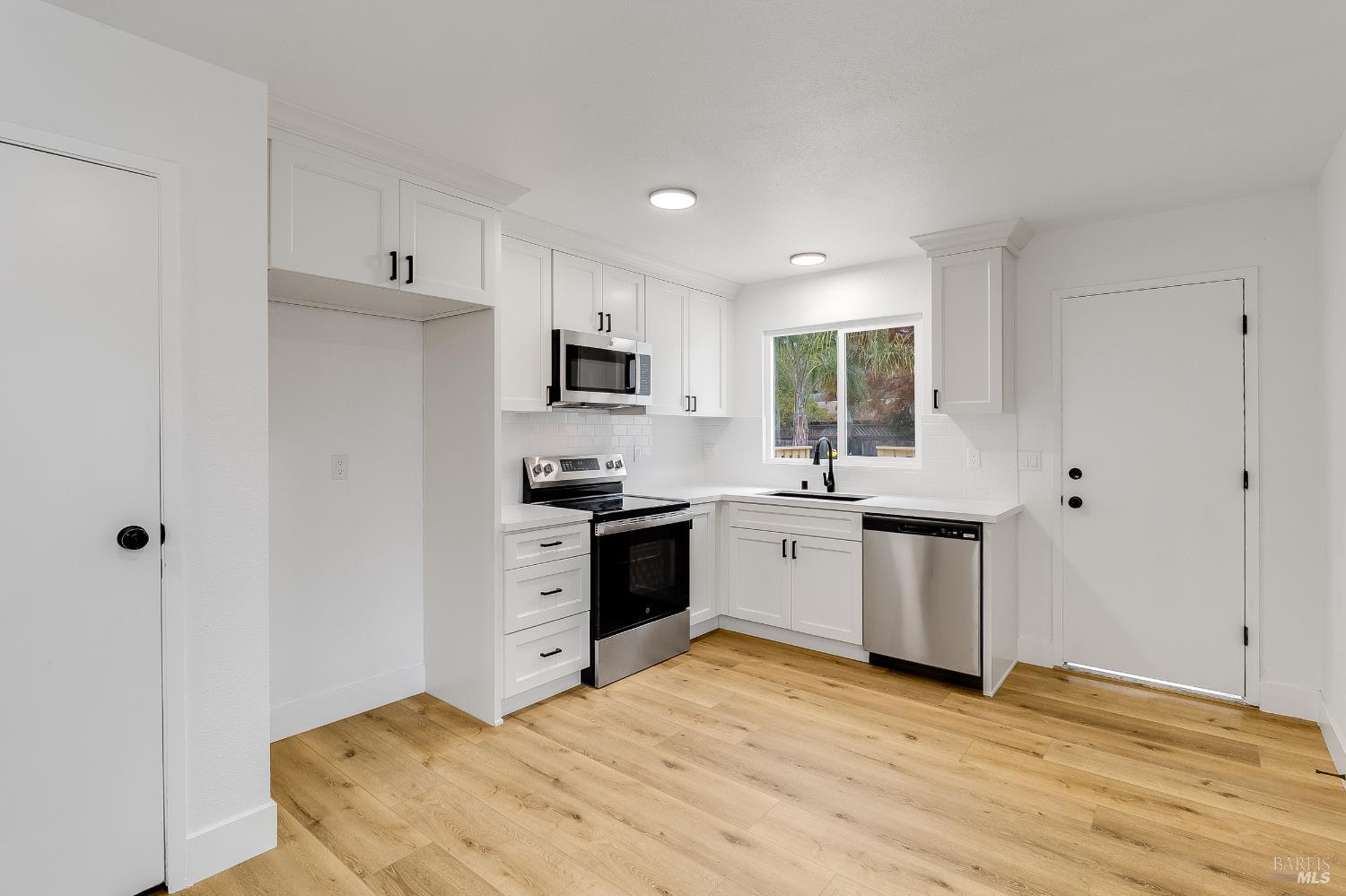 Detail Gallery Image 8 of 27 For 30 Cherokee Ct, Santa Rosa,  CA 95403 - 3 Beds | 2 Baths