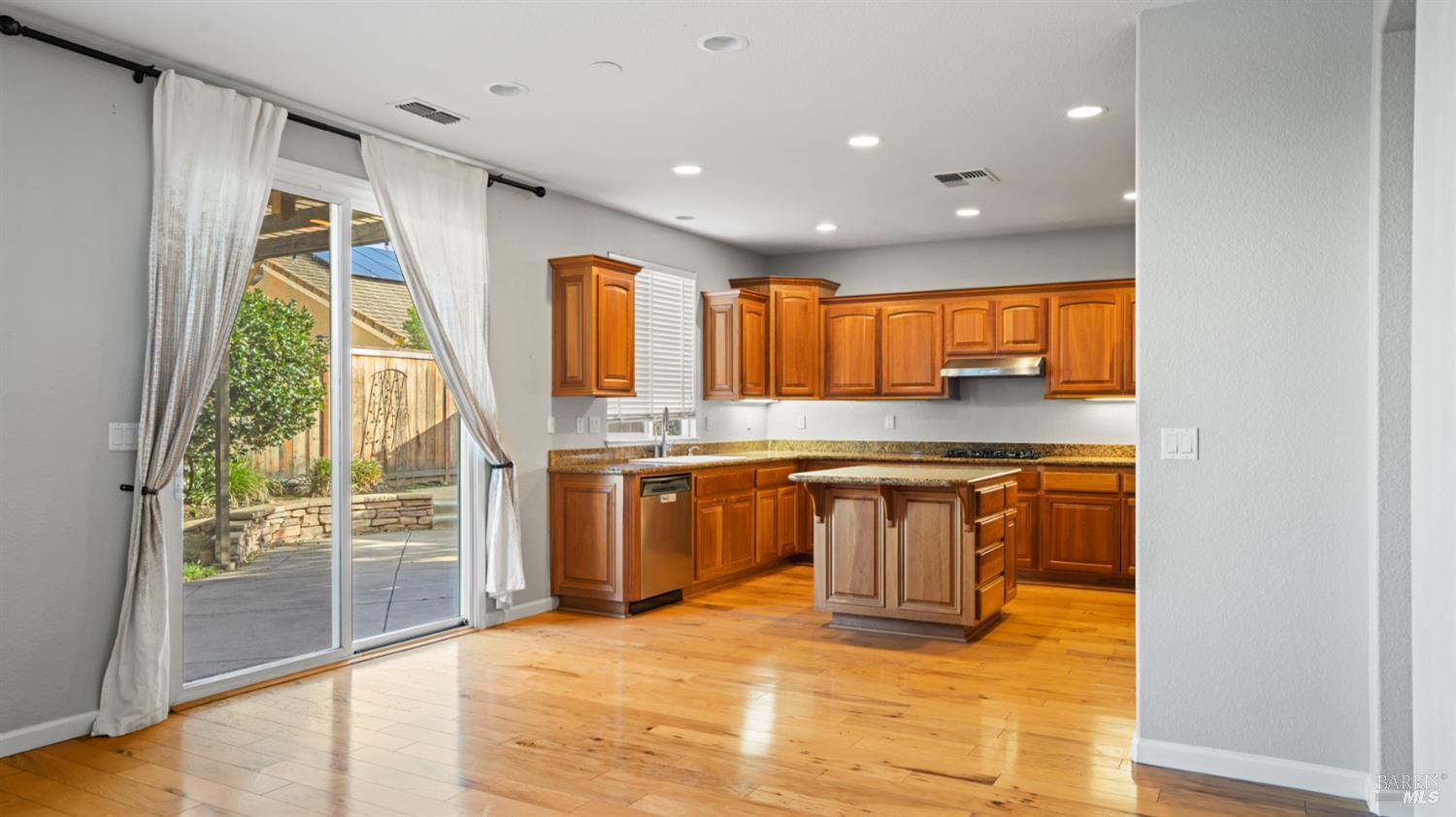 Detail Gallery Image 10 of 59 For 1006 Champion Pl, Vacaville,  CA 95687 - 4 Beds | 2 Baths