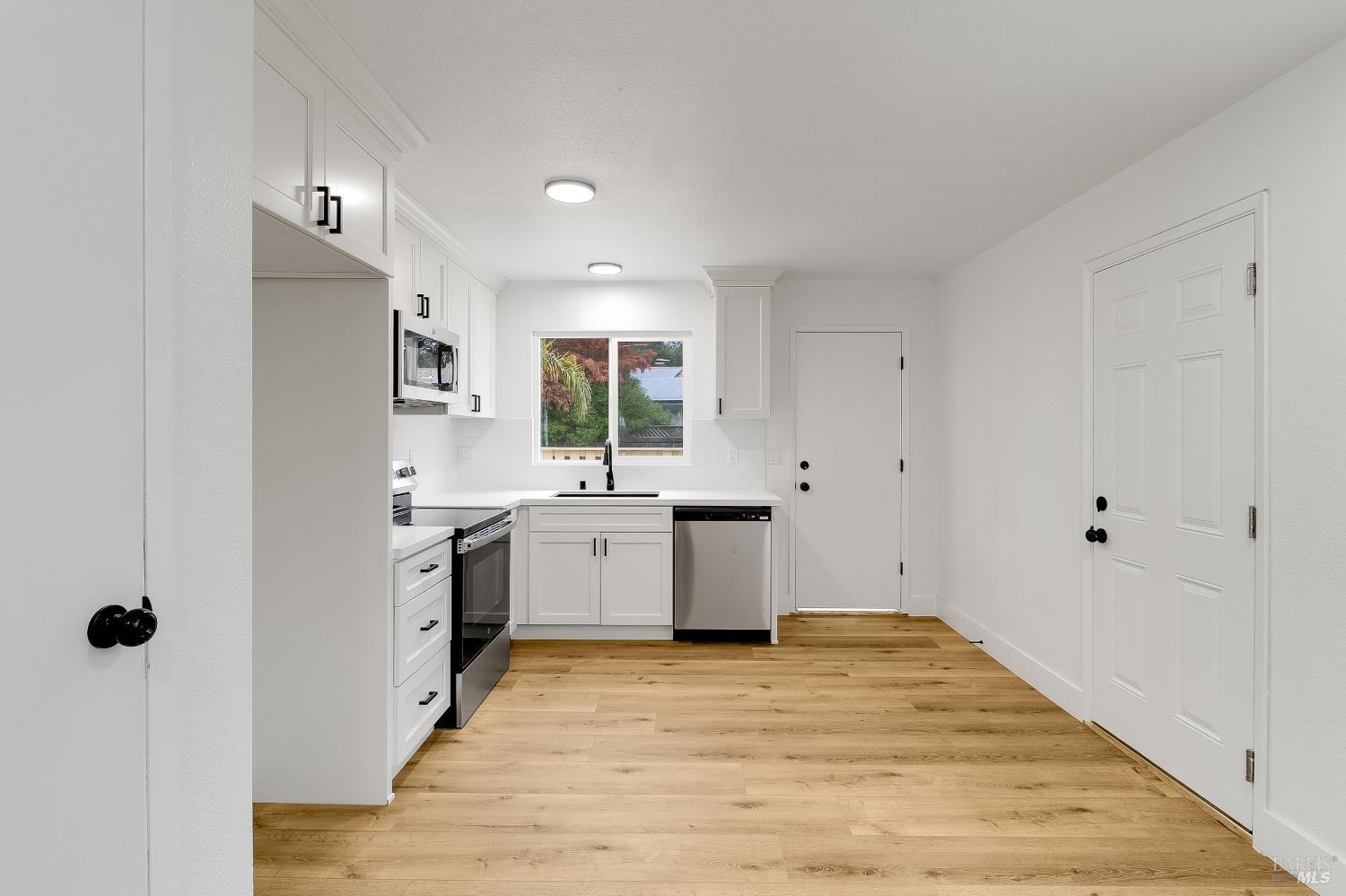 Detail Gallery Image 7 of 27 For 30 Cherokee Ct, Santa Rosa,  CA 95403 - 3 Beds | 2 Baths