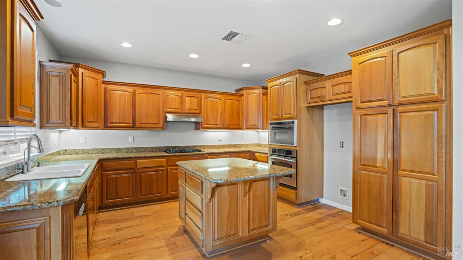 Detail Gallery Image 13 of 59 For 1006 Champion Pl, Vacaville,  CA 95687 - 4 Beds | 2 Baths