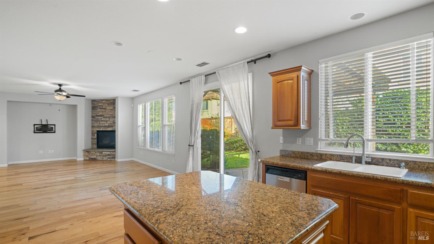 Detail Gallery Image 16 of 59 For 1006 Champion Pl, Vacaville,  CA 95687 - 4 Beds | 2 Baths