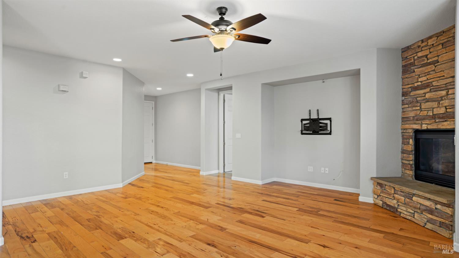 Detail Gallery Image 8 of 59 For 1006 Champion Pl, Vacaville,  CA 95687 - 4 Beds | 2 Baths