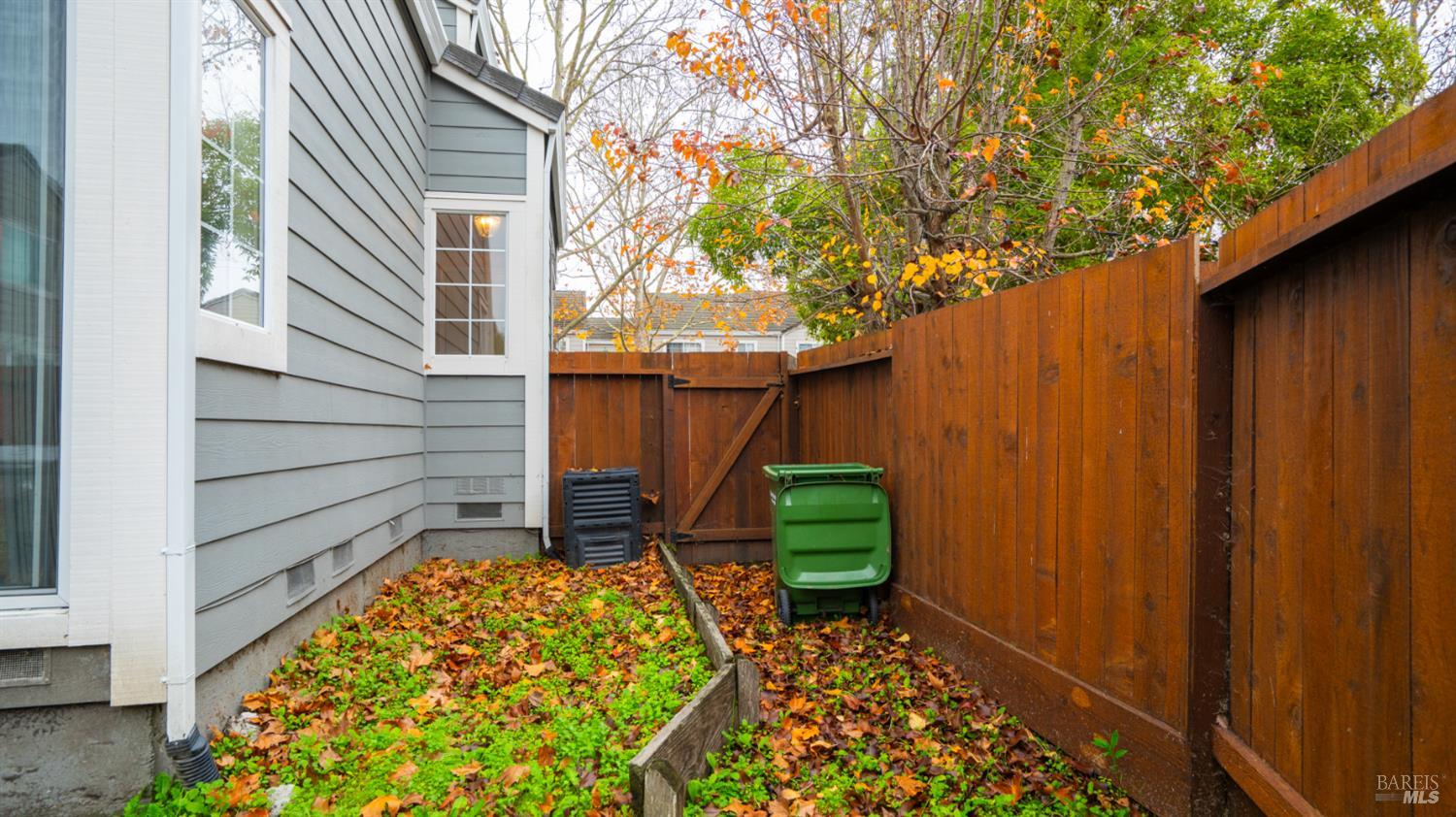 Detail Gallery Image 31 of 32 For 813 Chardonnay Cir, Petaluma,  CA 94954 - 3 Beds | 2/1 Baths