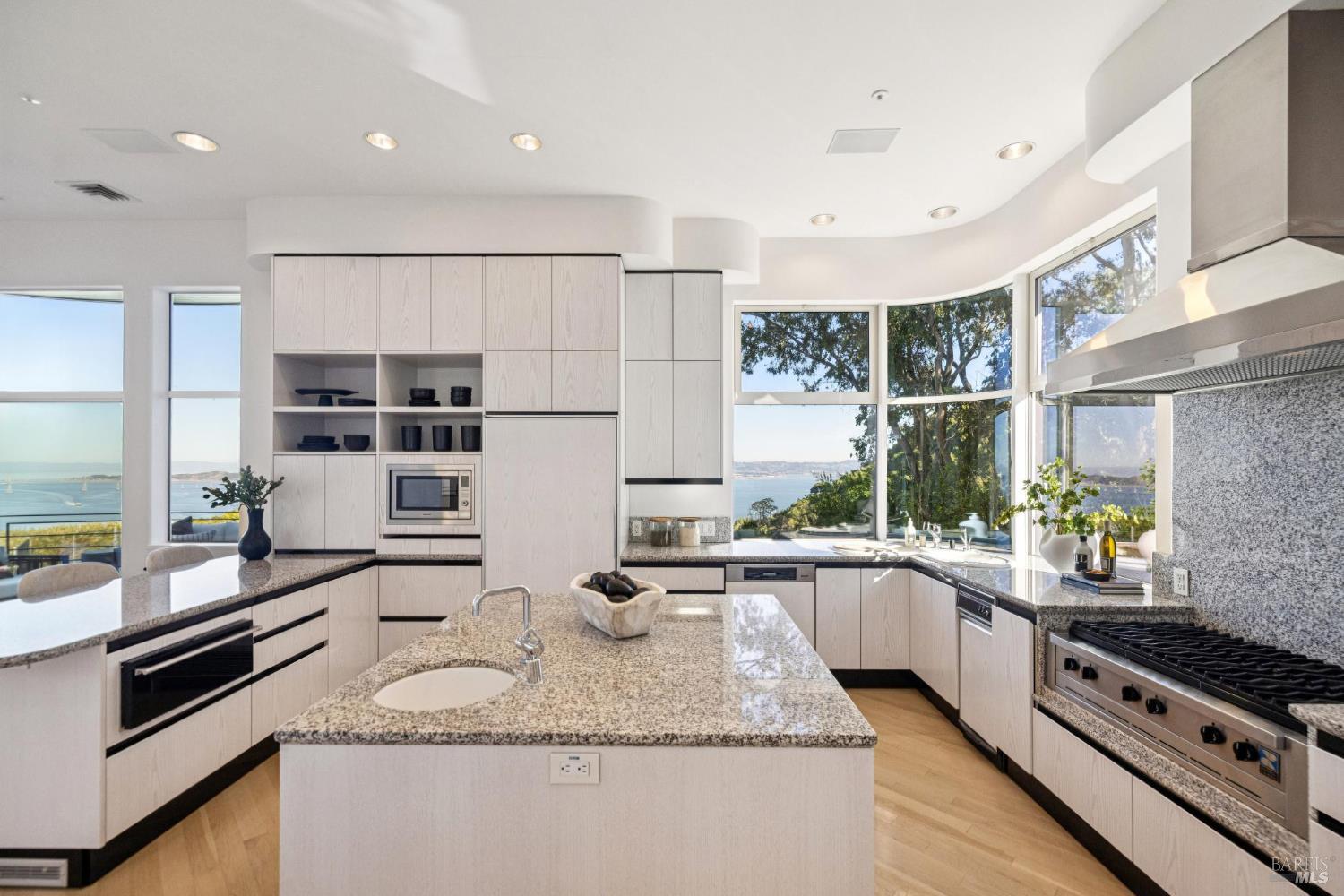 Detail Gallery Image 13 of 49 For 147 Gilmartin Dr, Tiburon,  CA 94920 - 4 Beds | 4/2 Baths