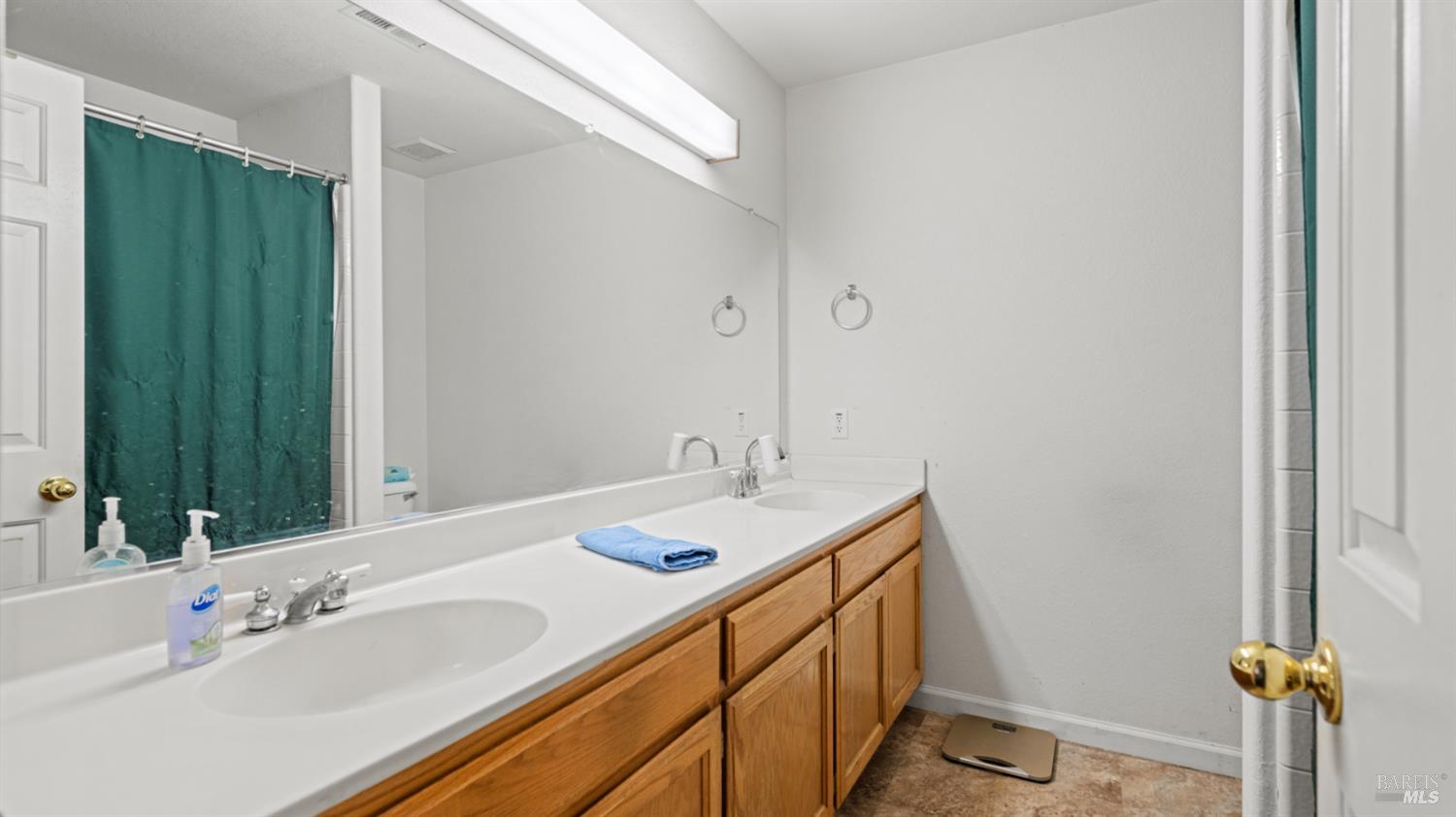 Detail Gallery Image 27 of 32 For 813 Chardonnay Cir, Petaluma,  CA 94954 - 3 Beds | 2/1 Baths